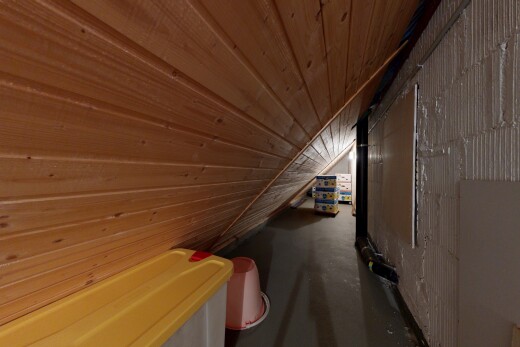 innenraum mit wood ceiling, holzdecke, low ceiling, niedrige decke, und vaulted ceiling