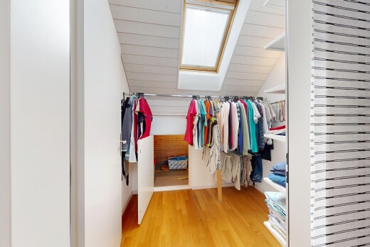 begehbarer kleiderschrank mit wood finish floor, holzfußboden, vaulted ceiling, dachschräge, und begehbarer kleiderschrank