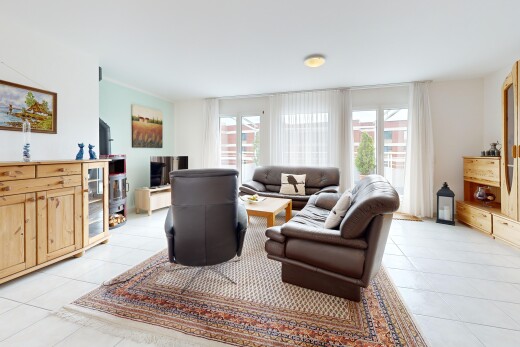 wohnzimmer mit fernseher, gipskartonwand, drywall, fliesenboden, und tile floor