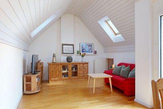 wohnzimmer mit dachfenster, zusätzliches zimmer, holzfußboden, wood finish floor, und gipskartonwand