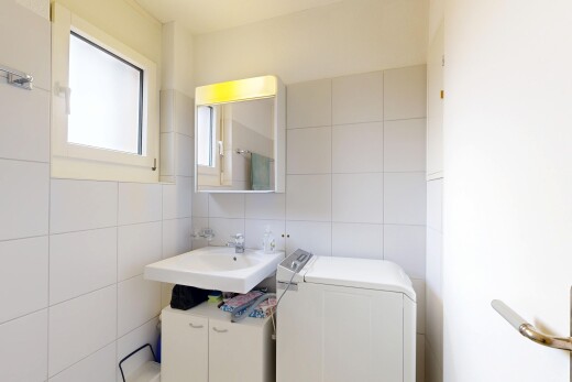 bad mit tile wall, fliesenwand, spiegel, waschbecken, und tumbler