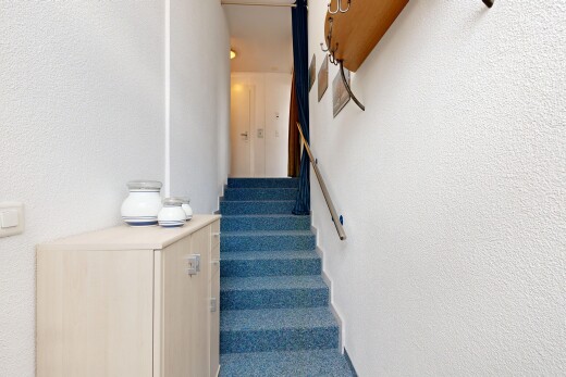 treppe mit carpet stairs, textured wall, strukturierte wand, treppen, und inside property