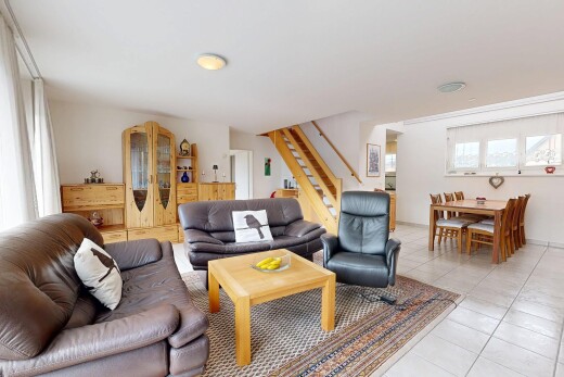 wohn- / esszimmer mit treppen, drywall, gipskartonwand, tile floor, und fliesenboden