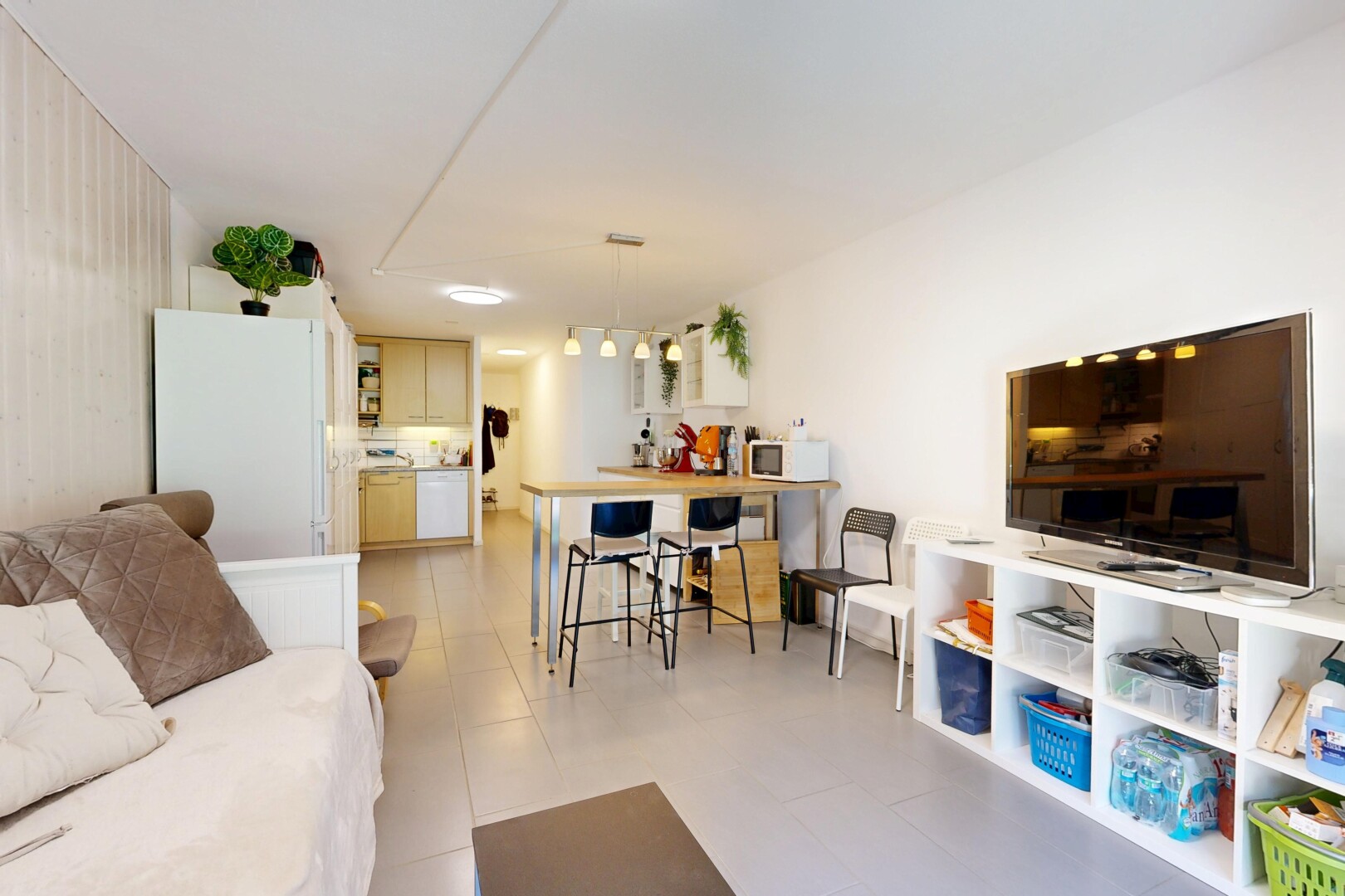 salon / salle à manger avec light floor, télévision, inside property, full kitchen, et cloison sèche