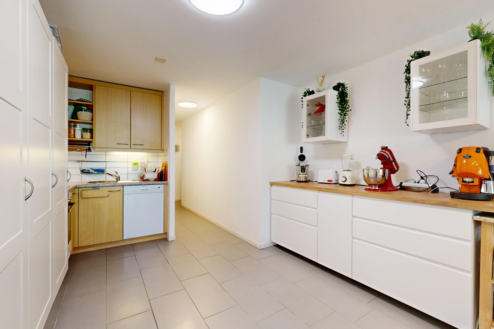 cuisine avec open shelves, étagères ouvertes, light countertops, dosseret, et backsplash