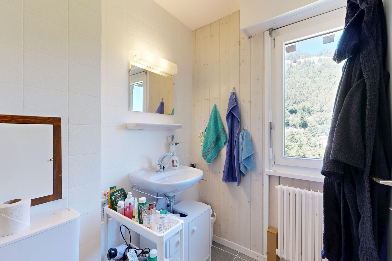 salle de bains avec miroir, lumière naturelle, natural light, inside property, et évier