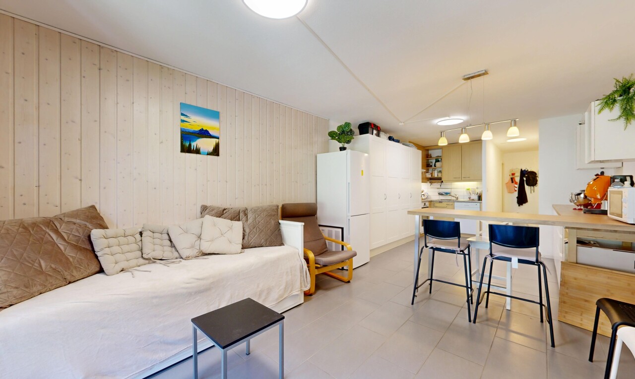 salon / salle à manger avec inside property et light floor