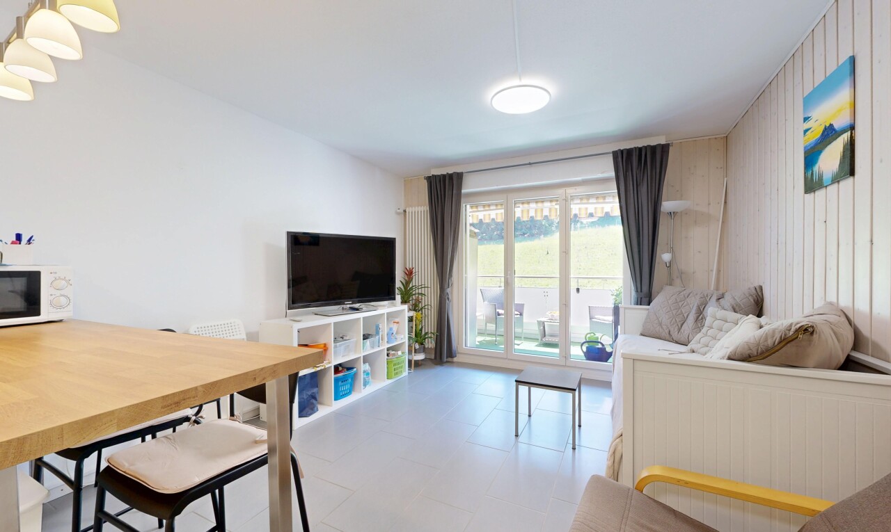 salon / salle à manger avec inside property, télévision, lumière naturelle, natural light, et cloison sèche