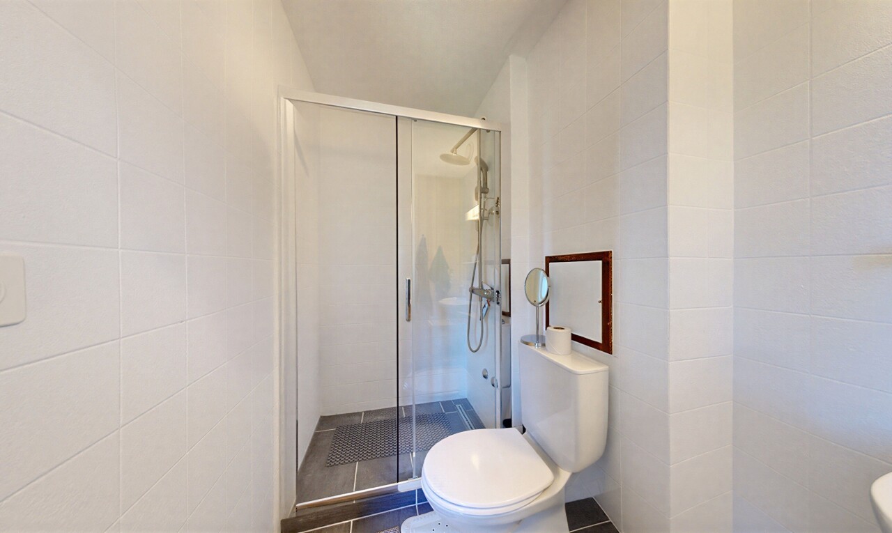 salle de bains avec douche, salle de bain complète, toilette, tile wall, et mur en carrelage