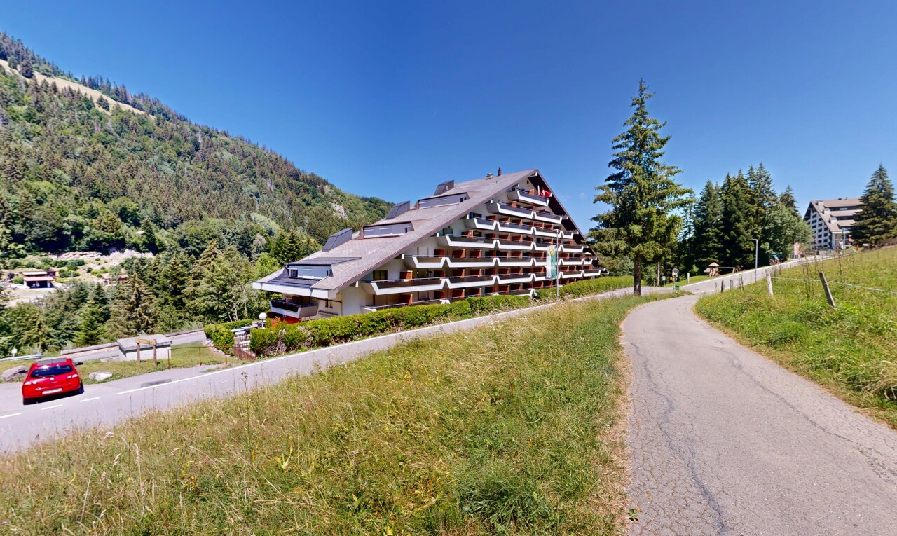 extérieur du bâtiment avec day time, vue sur la montagne, et mountain view