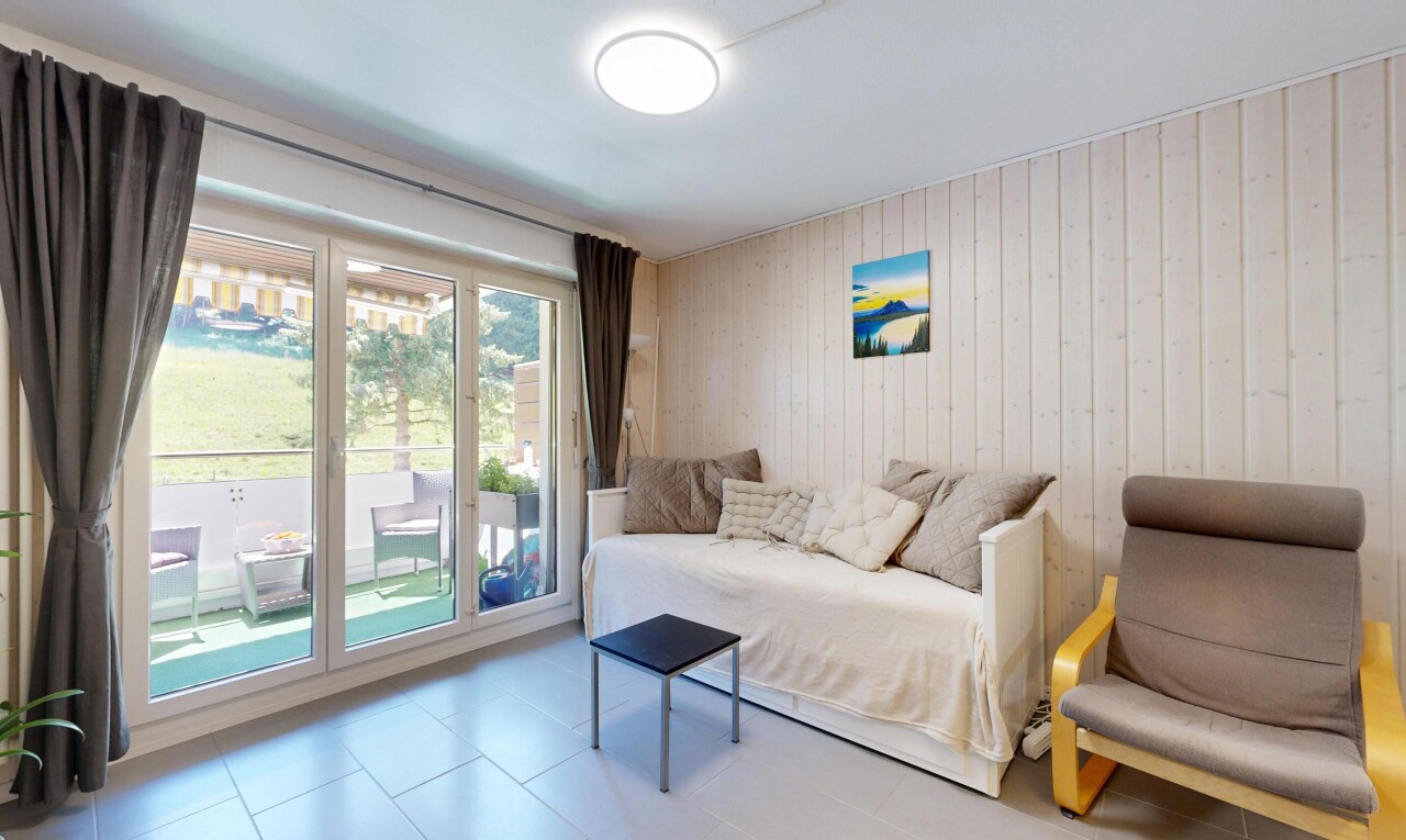 salon avec inside property, lumière naturelle, natural light, mur en bois, et wood wall