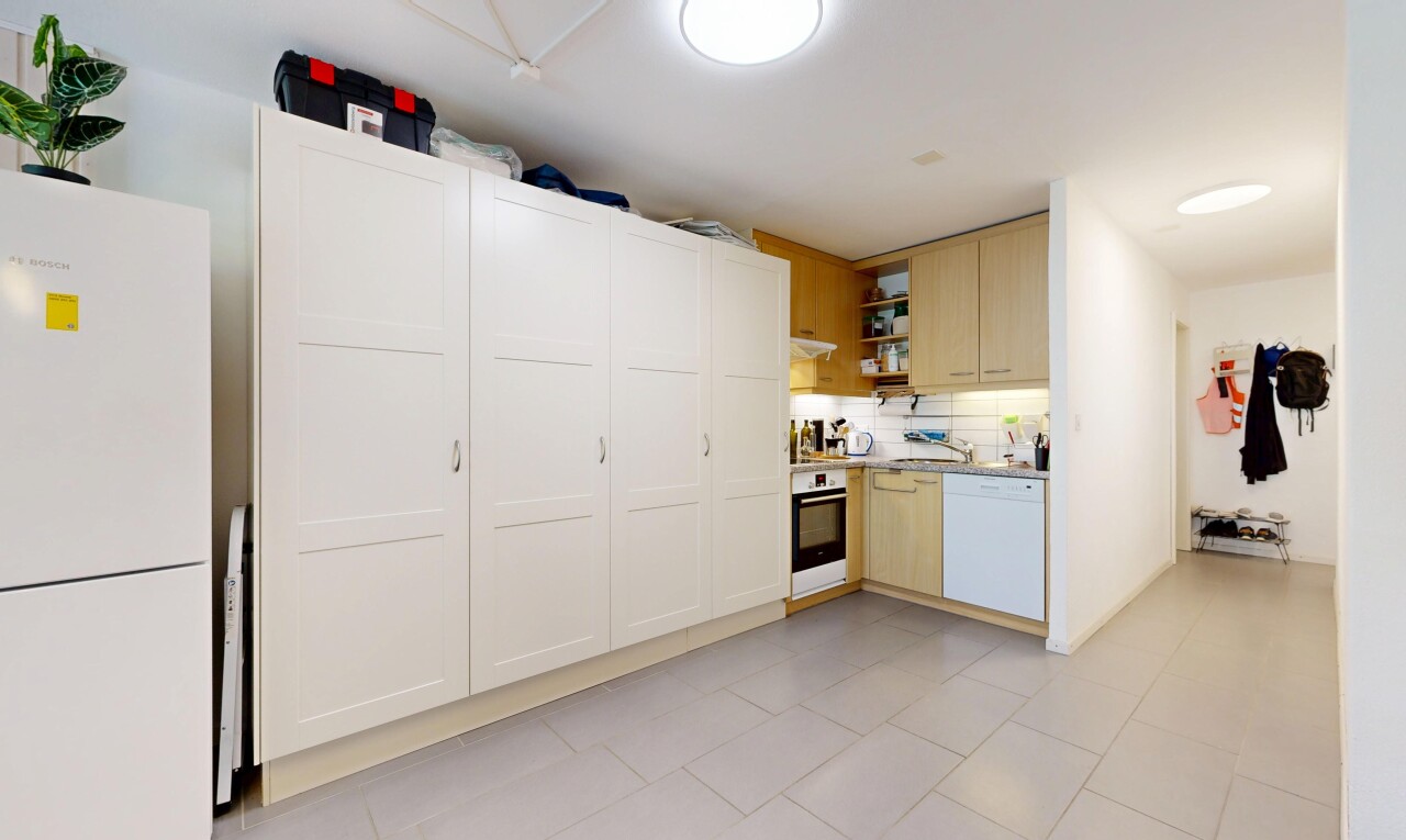 cuisine avec light floor, inside property, réfrigérateur, light countertops, et plans de travail