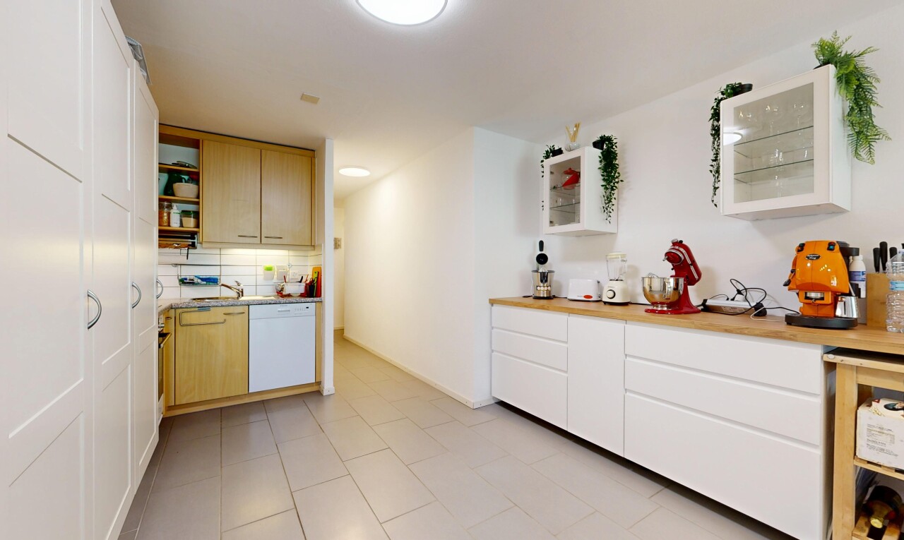 cuisine avec open shelves, étagères ouvertes, light countertops, dosseret, et backsplash