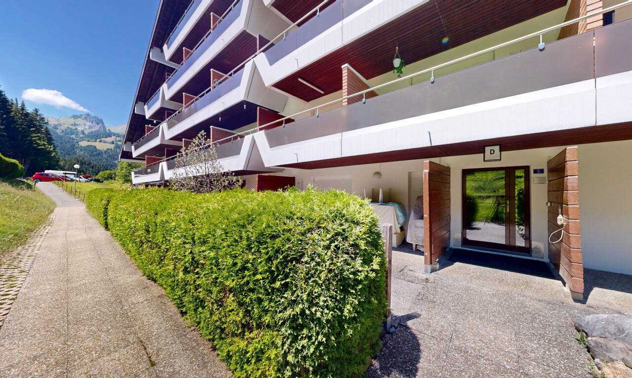 extérieur du bâtiment avec from community, day time, vue sur le complexe d'appartements, et apartment complex view