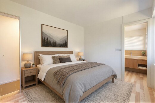 chambre avec light floor, cloison sèche, drywall, inside property, et sol en finition bois