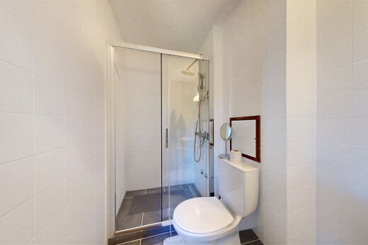 salle de bains avec douche, salle de bain complète, toilette, tile wall, et mur en carrelage