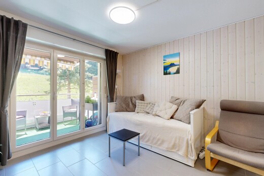 salon avec inside property, lumière naturelle, natural light, mur en bois, et wood wall