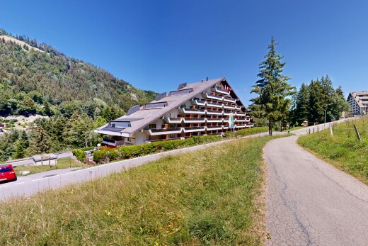 extérieur du bâtiment avec day time, vue sur la montagne, et mountain view