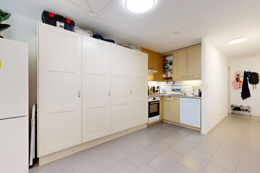 cuisine avec light floor, inside property, réfrigérateur, light countertops, et plans de travail