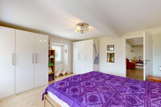 chambre avec inside property, drywall, cloison sèche, light floor, et placard
