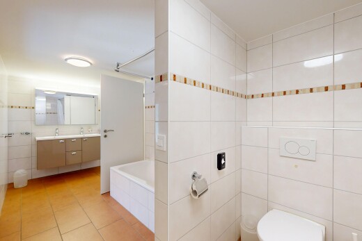 salle de bains avec tile wall, mur en carrelage, salle de bain complète, double vasque, et douche-bain combinés