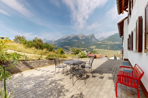 terrasse avec terrasse, day time, vue sur la montagne, mountain view, et coin repas extérieur