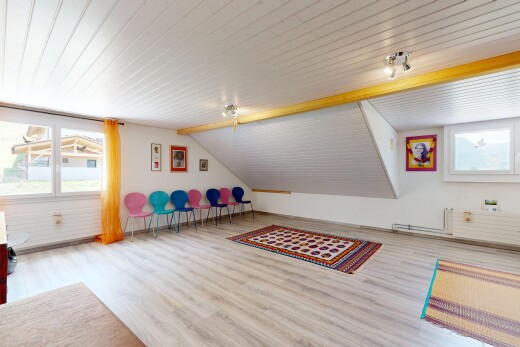 pièce vide avec low ceiling, plafond bas, inside property, pièce supplémentaire, et lumière naturelle