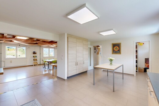 salon avec inside property, drywall, cloison sèche, light floor, et vinyl floor