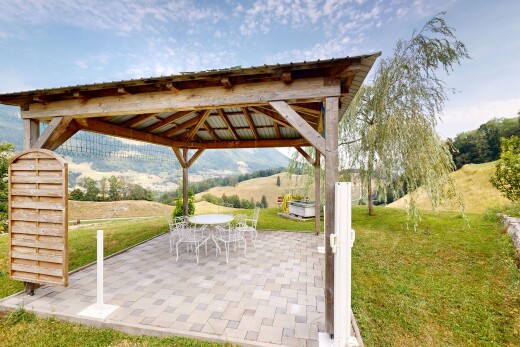 terrasse avec terrasse, pelouse, coin repas extérieur, day time, et kiosque