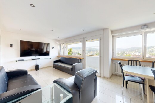 wohn- / esszimmer mit fernseher, gipskartonwand, drywall, inside property, und natürliches licht