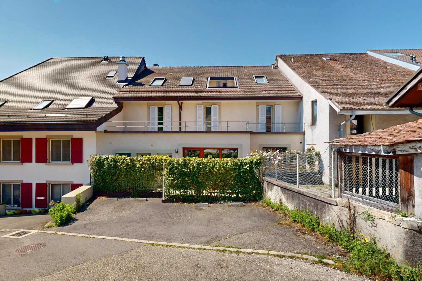 façade avec day time, bardage en stuc, et balcon