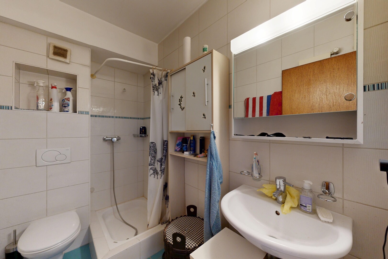salle de bains avec tile wall, mur en carrelage, inside property, salle de bain complète, et miroir