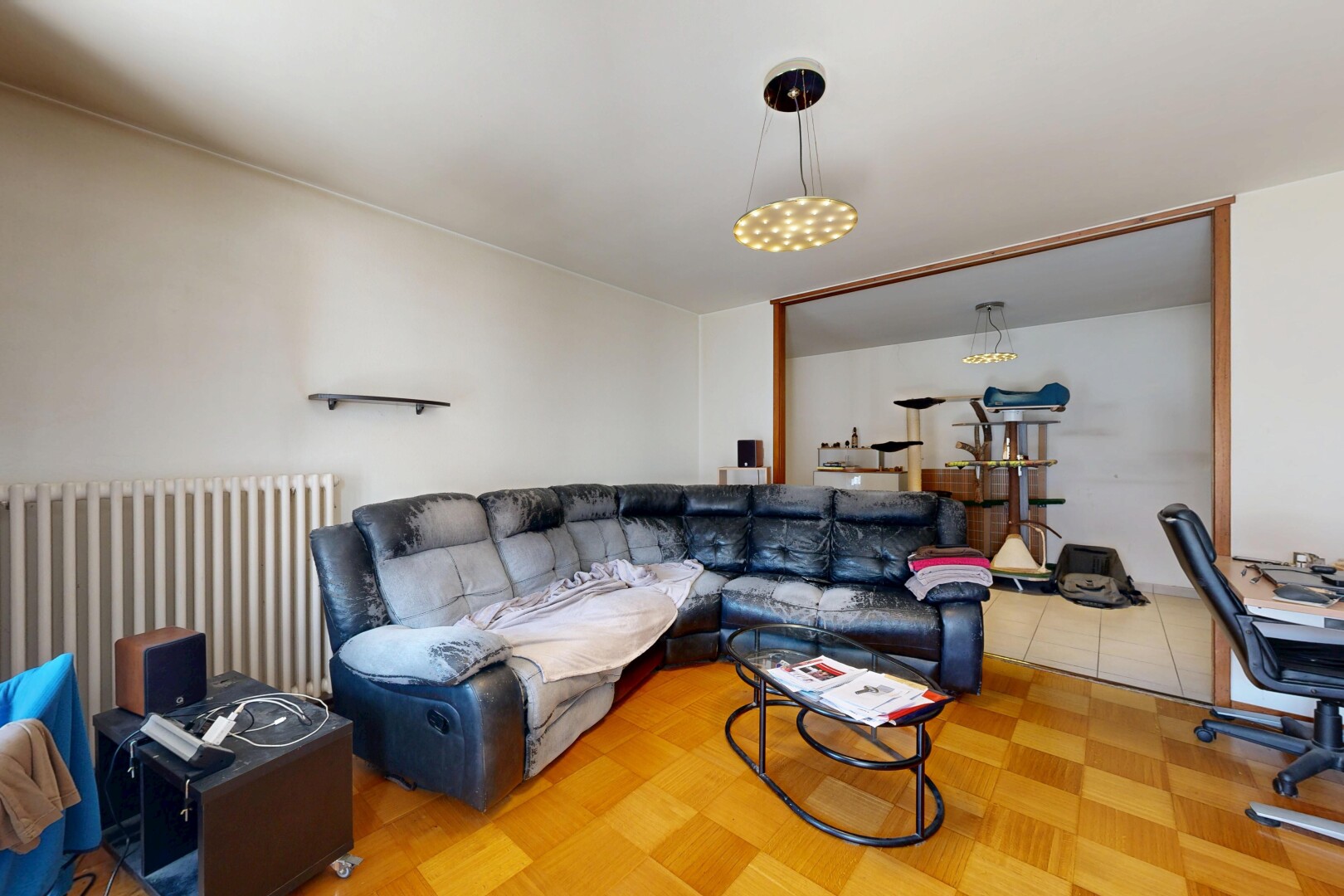 salon avec drywall, cloison sèche, inside property, parquet floor, et wood finish floor