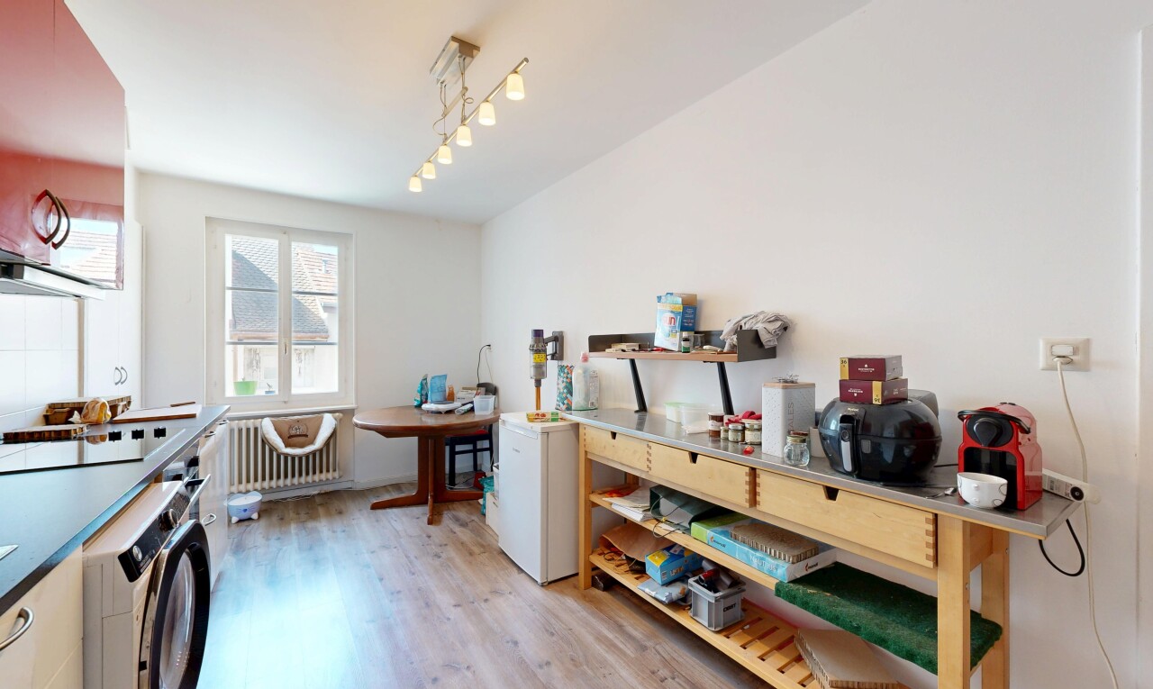 cuisine avec sol en finition bois, wood finish floor, lave-linge et sèche-linge, light floor, et inside property