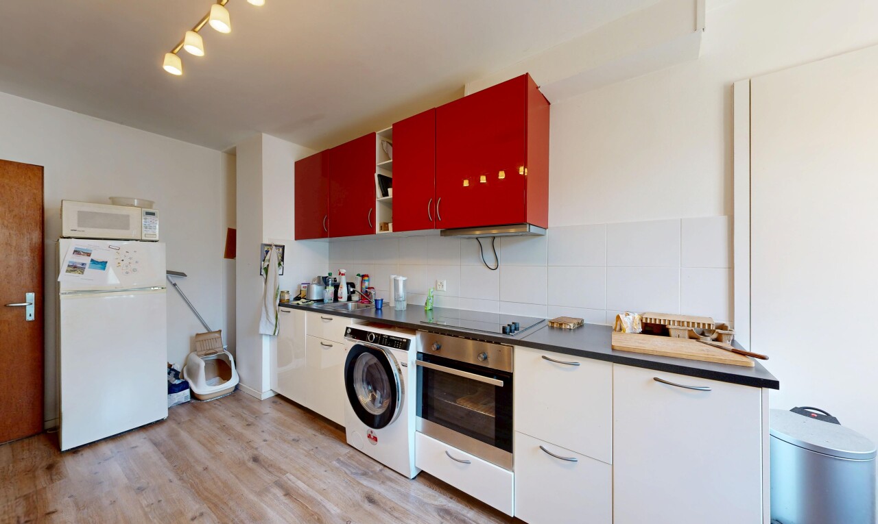 cuisine avec réfrigérateur, four, inside property, dark countertops, et plans de travail