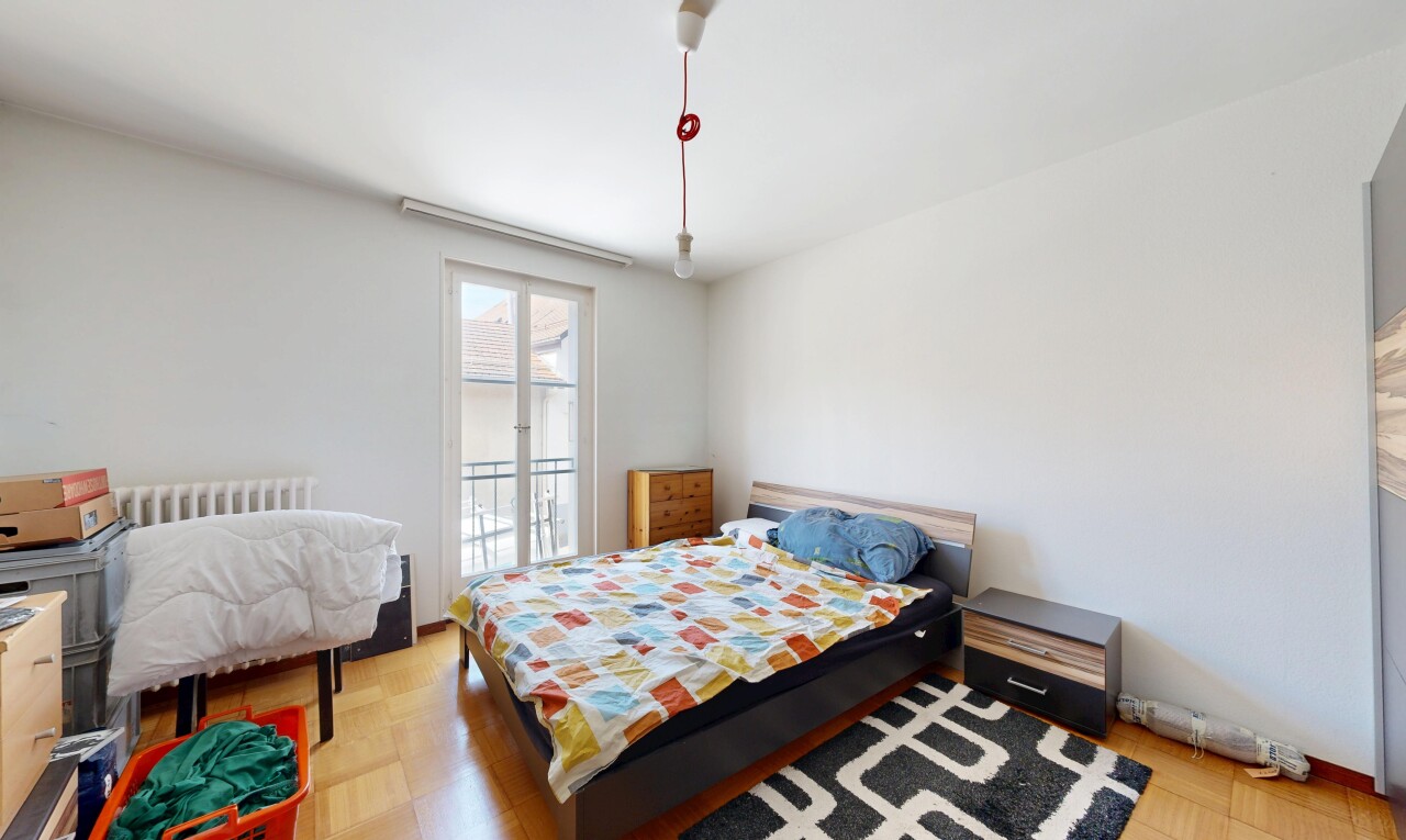 chambre avec cloison sèche, drywall, light floor, inside property, et accès à l'extérieur