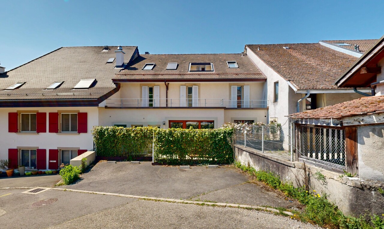 façade avec day time, bardage en stuc, et balcon