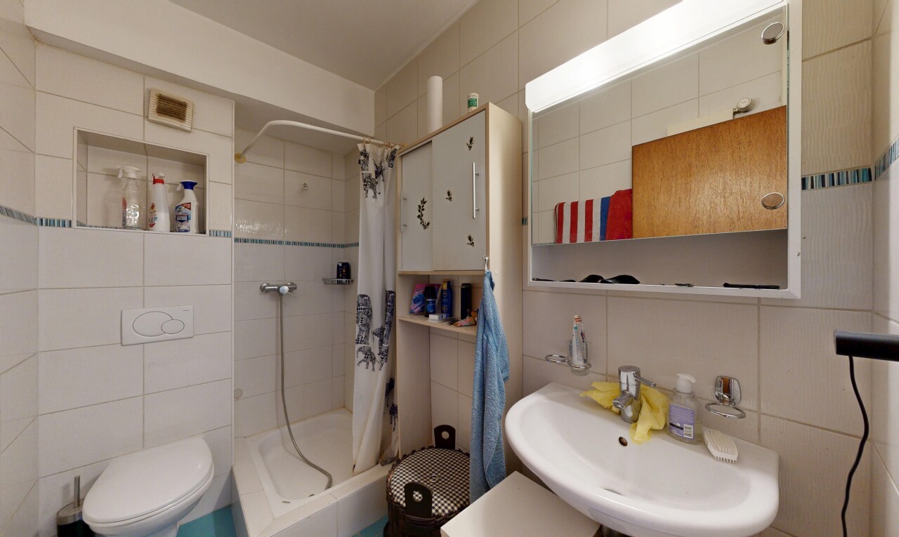 salle de bains avec tile wall, mur en carrelage, inside property, salle de bain complète, et miroir