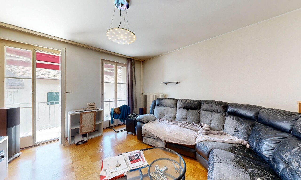 salon avec inside property, cloison sèche, drywall, lumière naturelle, et natural light