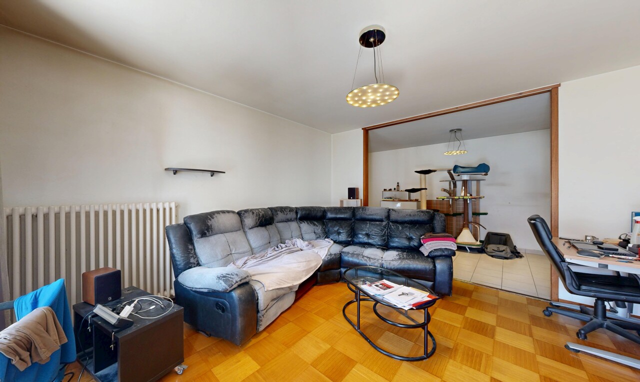 salon avec drywall, cloison sèche, inside property, parquet floor, et wood finish floor