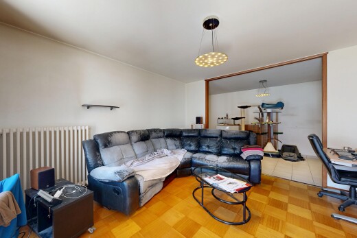 salon avec drywall, cloison sèche, inside property, parquet floor, et wood finish floor