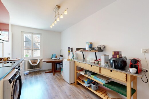 cuisine avec sol en finition bois, wood finish floor, lave-linge et sèche-linge, light floor, et inside property