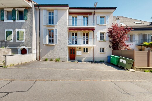 façade avec day time, balcon, bardage en stuc, et fondation en béton