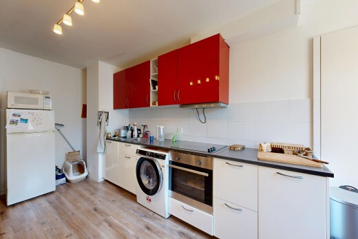 cuisine avec réfrigérateur, four, inside property, dark countertops, et plans de travail