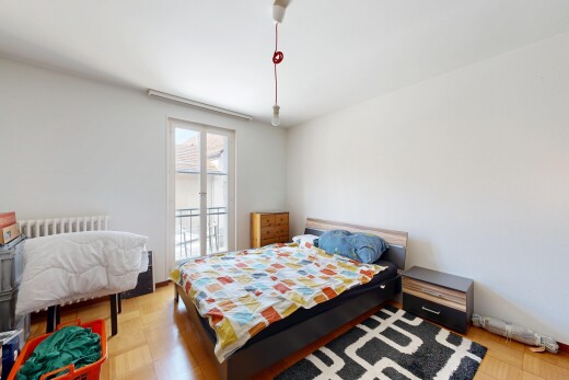 chambre avec cloison sèche, drywall, light floor, inside property, et accès à l'extérieur