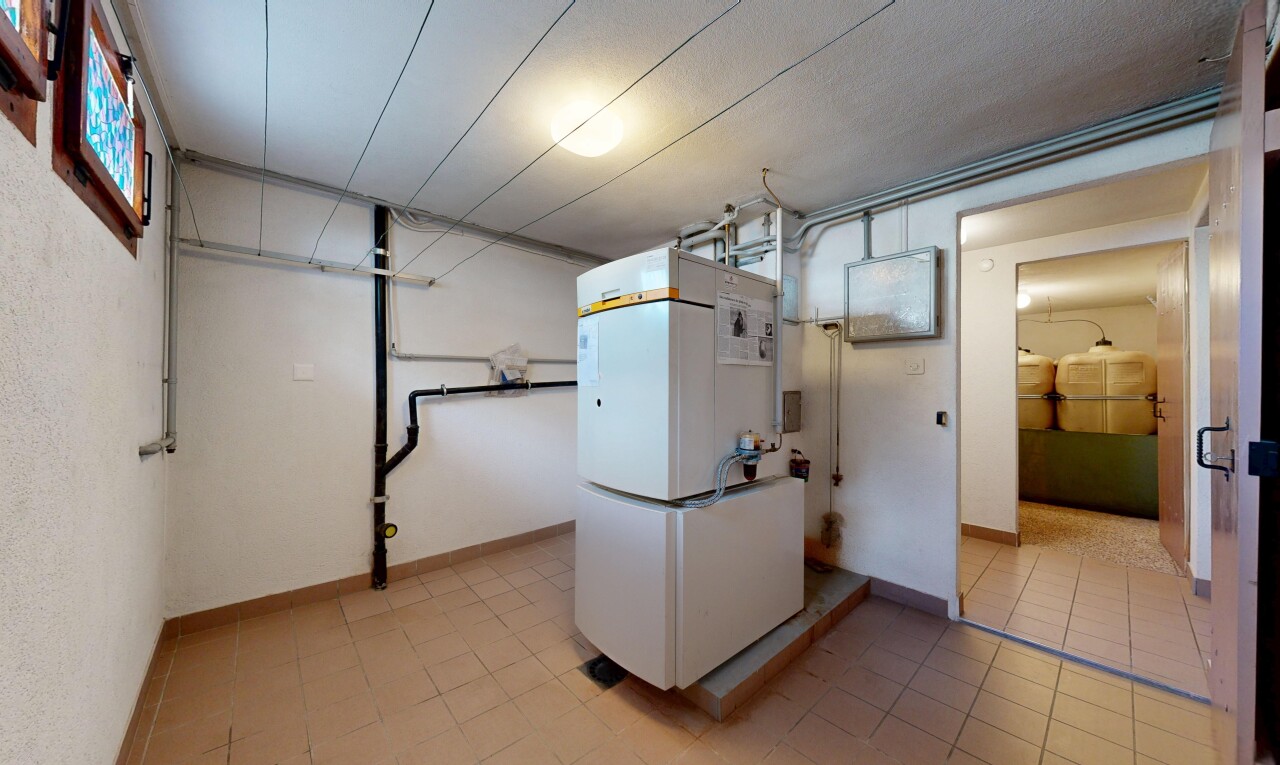 laundry room featuring baseboards