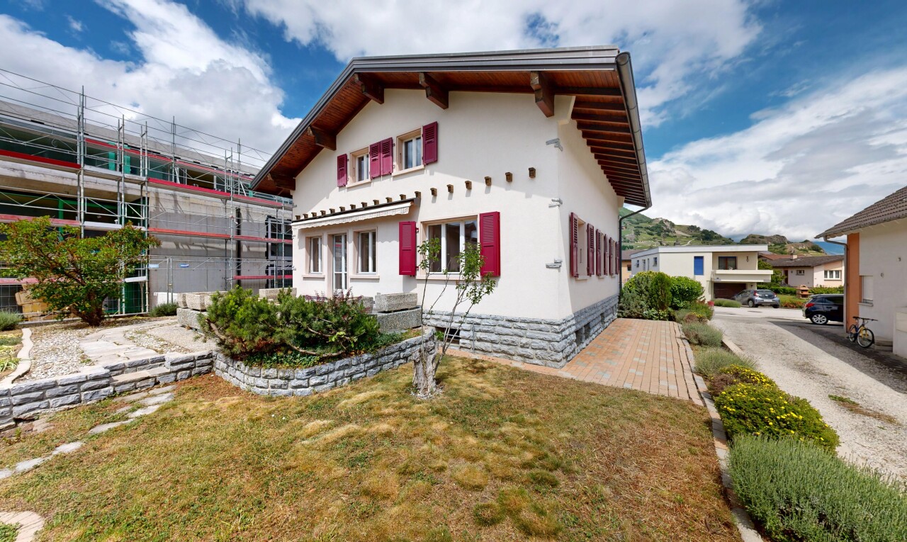 outdoor house with a lawn, stucco siding, and crawl space