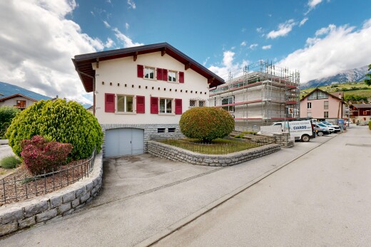 façade avec day time, property visible, garage intégré, et garage au sous-sol
