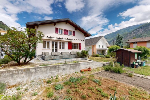 façade avec abri, mountain view, vue sur la montagne, bardage en stuc, et structure extérieure