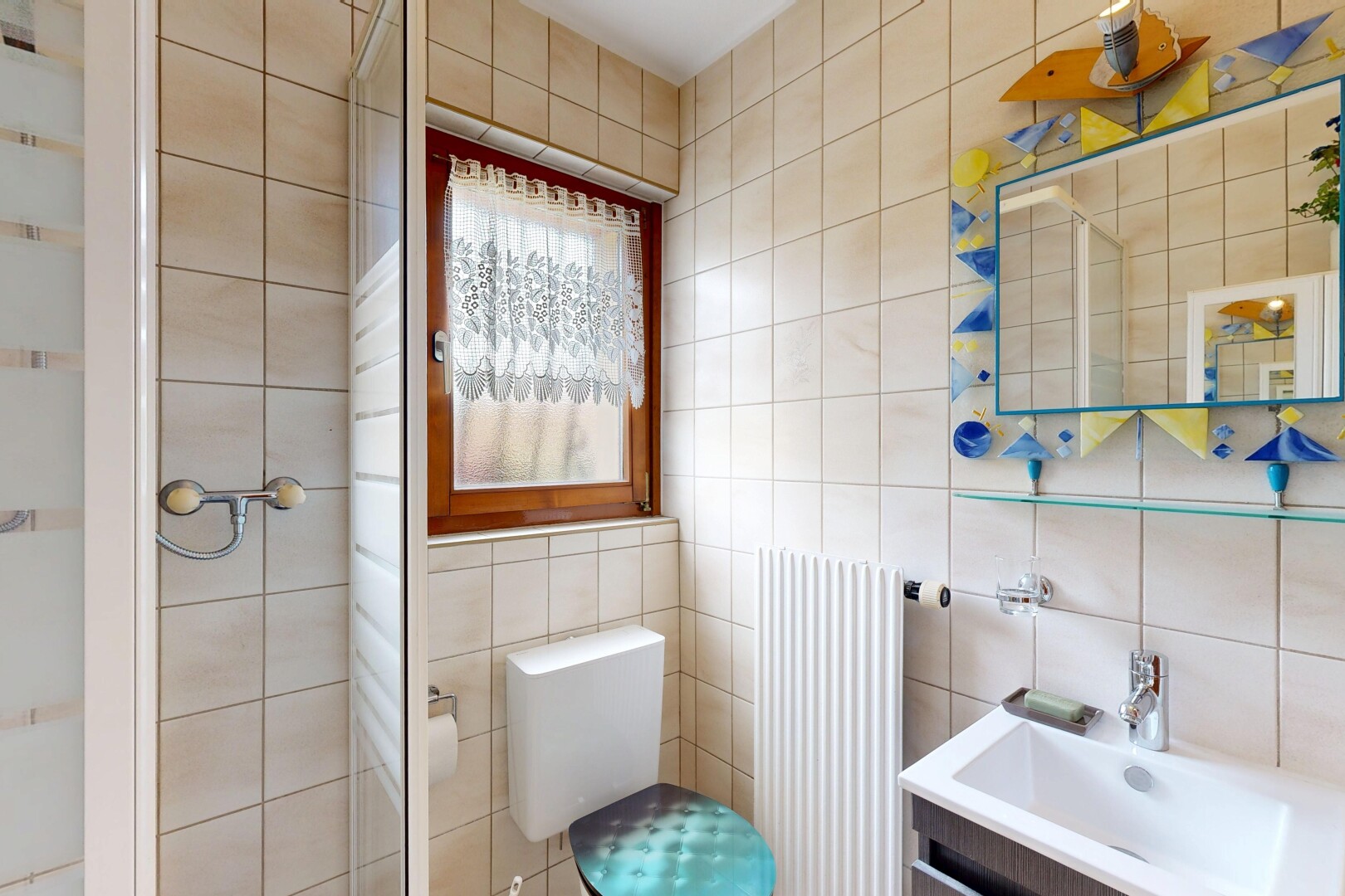 salle de bains avec salle de bain complète, douche, radiateur, toilette, et tile wall